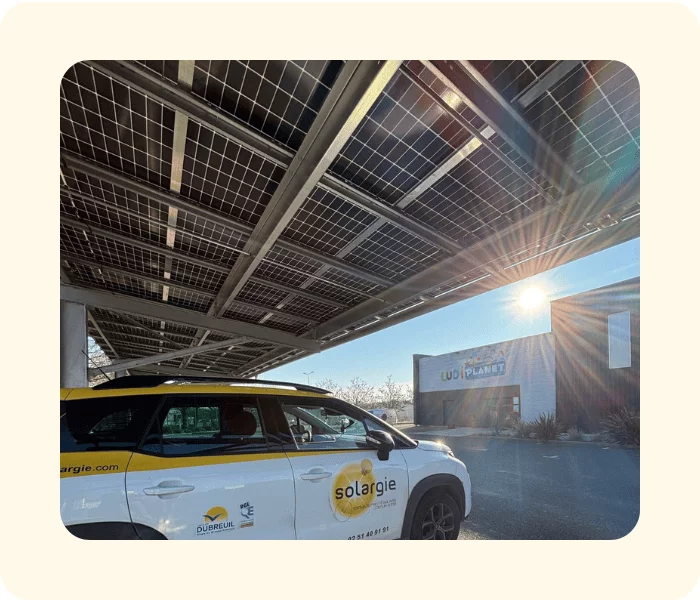 Une ombrière solaire